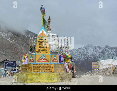 Ladakh, Indien - 20. Juli 2015. Punkt der Changla Pass in Ladakh, Indien anzeigen Ladakh ist das höchste Plateau im Bundesstaat Bihar & mit viel Stockfoto