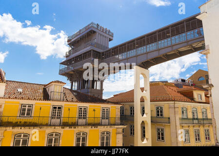 Lissabon Elevador de Santa Justa, Blick auf den Gehweg der Elevador Santa Justa überspannt die Rua do Carmo im Baixa Viertel von Lissabon, Portugal. Stockfoto