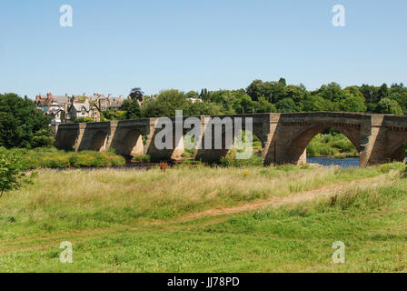 sieben historische gewölbte Brücke bei Corbridge über Fluß Tyne Stockfoto