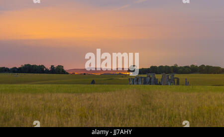 Stonehenge in Wiltshire, England. In der Nacht ein wenig man kann von der Lichtverschmutzung hinter im nahe gelegenen Larkhill, gibt es keine Menschen in der Nacht. Stockfoto