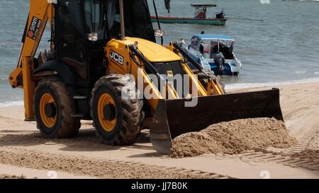 Planierraupe Gizmo schwere Erdbewegung bei der Arbeit am Strand von Pattaya Thailand Umweltkatastrophe Baumaschinen Baugeräte Stockfoto