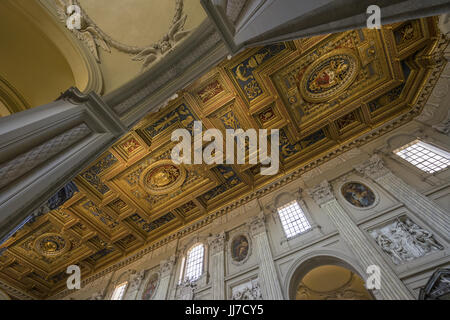 Basilica di San Giovanni in Laterano (Basilica San Giovanni in Laterano). Die Decke mit goldenen Details. Italien, Rom, Juni 2017 Stockfoto