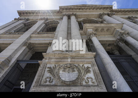 Blick auf die Fassade der Basilica di San Giovanni in Laterano (Basilica San Giovanni in Laterano) in Rom in der Nähe. Italien, Rom, Juni 2017 Stockfoto