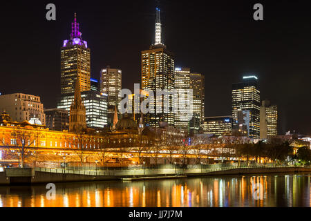 Zentralen Geschäftsviertel CBD und den Fluss Yarra von Princes Bridge in der Dämmerung, Melbourne Victoria Australien Stockfoto