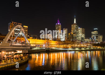 Zentralen Geschäftsviertel CBD und den Fluss Yarra von Princes Bridge in der Dämmerung, Melbourne Victoria Australien Stockfoto