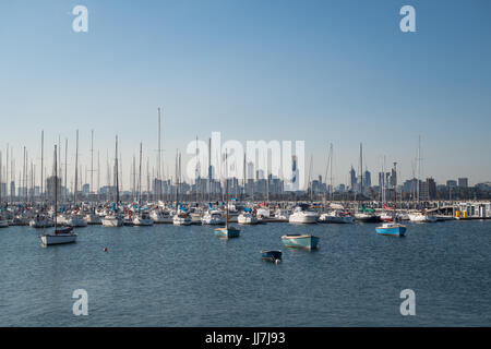 Skyline von Melbourne und Marina, St. Kilda, Albert Park, Melbourne Victoria Australien Stockfoto