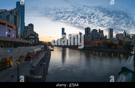 Zentralen Geschäftsviertel CBD und den Fluss Yarra von Princes Bridge in der Dämmerung, Melbourne Victoria Australien Stockfoto