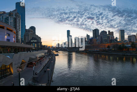 Zentralen Geschäftsviertel CBD und den Fluss Yarra von Princes Bridge in der Dämmerung, Melbourne Victoria Australien Stockfoto