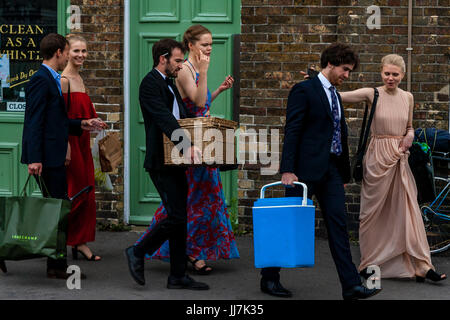 Junge Opernfans mit ihren Picknick-Körbe erreichen Lewes Bahnhof auf dem Weg nach Glyndebourne Opera House, Lewes, Sussex, Großbritannien Stockfoto