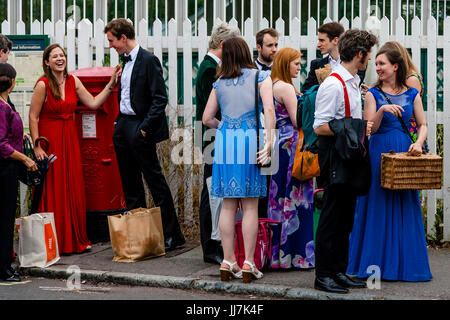 Junge Opernfans mit ihren Picknick-Körbe erreichen Lewes Bahnhof auf dem Weg nach Glyndebourne Opera House, Lewes, Sussex, Großbritannien Stockfoto