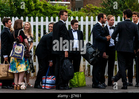 Junge Opernfans mit ihren Picknick-Körbe erreichen Lewes Bahnhof auf dem Weg nach Glyndebourne Opera House, Lewes, Sussex, Großbritannien Stockfoto