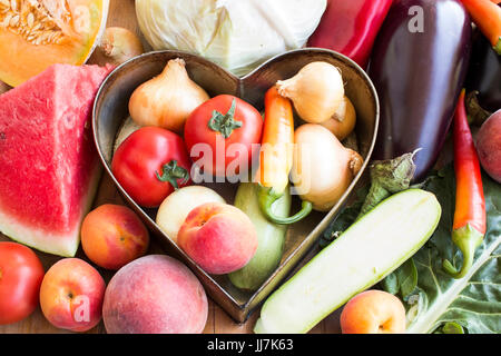 Frisches Obst und Gemüse Herz Pfanne. Stockfoto