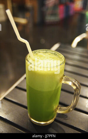 Ein Glas von Matcha (grüner Tee) Milchshake Stockfoto
