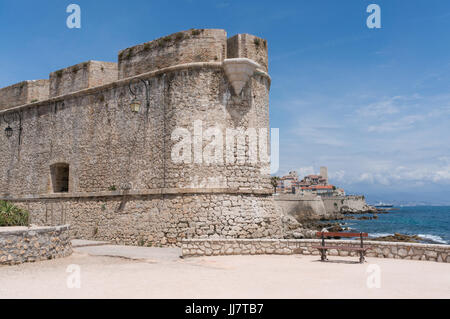 Einer Bank vor der historischen Stadtmauer von Antibes, die im 10. Jahrhundert, die Bewohner vor Eindringlingen zu schützen gebaut wurden. Stockfoto