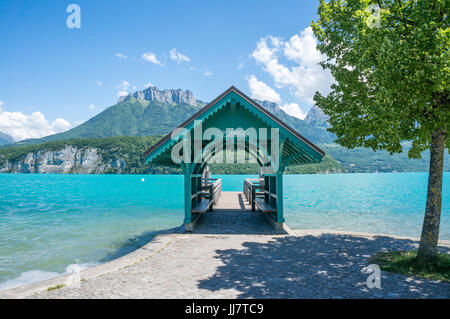 Ein Wartebereich für den Bootstransfer in Saint-Jorioz am Lac d ' Annecy in Südfrankreich Stockfoto