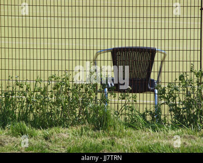 Ein Blick durch den Zaun von einem Linienrichter Stuhl an einen öffentlichen Tennisplatz in Tynemouth. Stockfoto