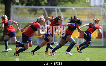 Der englische Jill Scott (Mitte) mit seinen Teamkollegen während einer Trainingseinheit im Sporting 70 Sports Center in Utrecht. Stockfoto