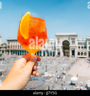 Spritz Aperol Getränk in Mailand mit Blick auf Piazza Duomo Stockfoto