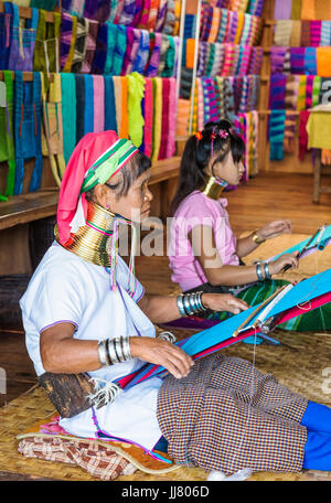 Frauen aus Padaung Stamm (die Gruppe, in denen Frauen die Messing-Hals-Spulen tragen), Inle-See, Shan State in Myanmar Stockfoto