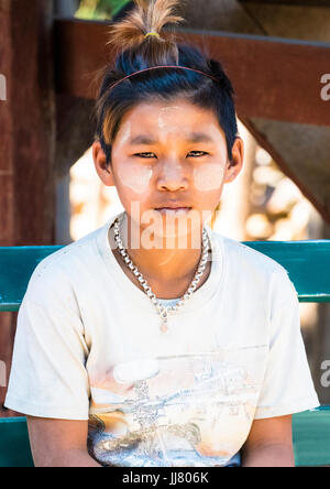 Porträt einer jungen burmesischen Frau mit der traditionellen Bemalung oder Thanaka, Mandalay, Myanmar Stockfoto