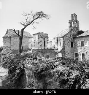 Kirche in der Altstadt von Budva, Montenegro. Schwarz / weiß Bild Stockfoto