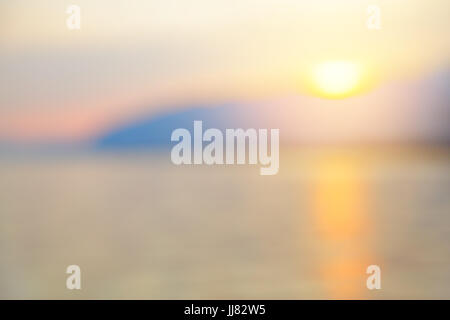 Meer und Himmel bei Sonnenuntergang - unscharfen Hintergrund unscharf gestellt Stockfoto
