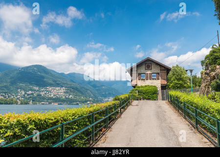 Alpen-Stilhaus neben den Comer See, Italien an einem schönen Sommertag Stockfoto