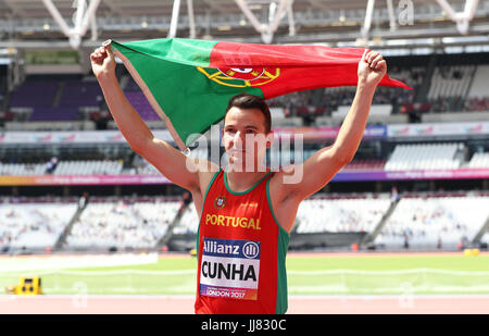 Portugals Lenine Cunha feiert gewann der Silbermedaille im Herren Dreisprung T20 Finale Tag fünf der 2017 Para Leichtathletik-Weltmeisterschaft in London Stadium. Stockfoto