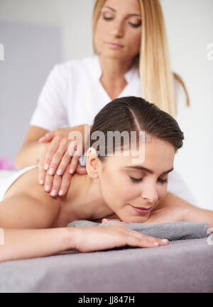 Ruhende Frau während der massage Stockfoto