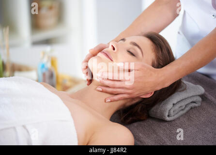 Massage des Gesichts auf dem Spa-salon Stockfoto