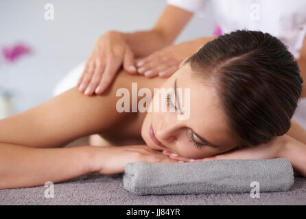 Entspannung während der Massage Frau Stockfoto