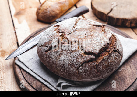 Lecker, frisch gebackenes Brot auf hölzernen Hintergrund Stockfoto