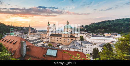 Panoramablick auf schönen Salzburg in Österreich bei Sonnenuntergang Stockfoto