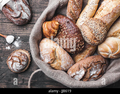 Lecker, frisch gebackenes Brot in meschotschek auf hölzernen Hintergrund Stockfoto