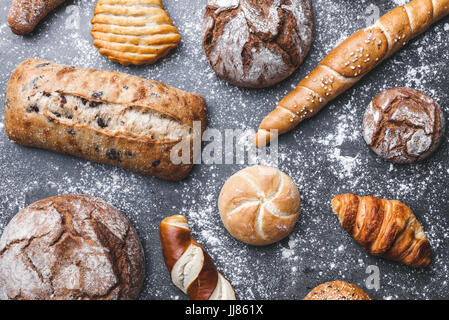 Lecker, frisch gebackenes Brot auf rustikalen Hintergrund Stockfoto