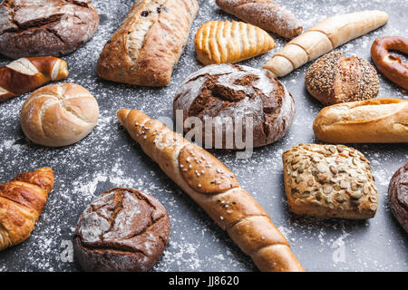 Lecker, frisch gebackenes Brot auf rustikalen Hintergrund Stockfoto