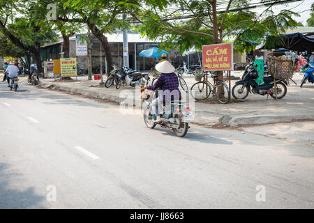 Mittleren Vietnam - 14. März 2017: traditionelle Art und Weise für den Transport von lebendem Geflügel ist, die Vögel, den Roller zu binden Stockfoto
