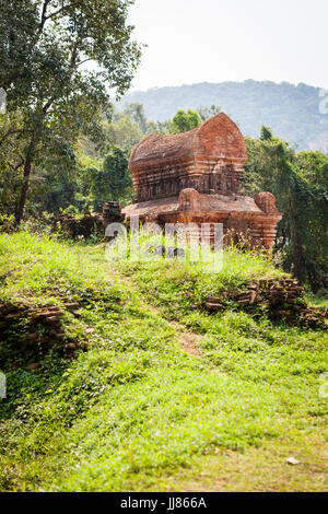 Duy Phu, mein Sohn Tempel, Vietnam - 14. März 2017: Ruinen von Hindu-Tempel mitten im Dschungel, UNESCO-Weltkulturerbe Stockfoto