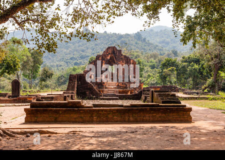 Duy Phu, mein Sohn Tempel, Vietnam - 14. März 2017: Ruinen von Hindu-Tempel mitten im Dschungel, UNESCO-Weltkulturerbe Stockfoto