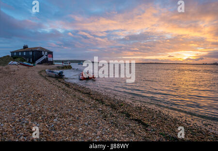 Das Schwarze Haus am Mudeford Quay. Stockfoto