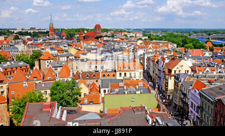 Die alte Stadt von Torun, Polen ist die Grünflächen in der Ferne an einem sonnigen Sommernachmittag gegenübergestellt. Stockfoto