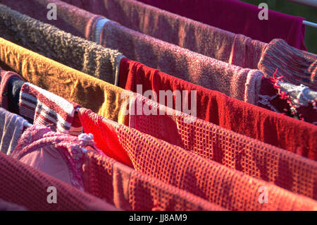 Farbe Wäscheständer auf Draht außerhalb im sonnigen Tag Stockfoto