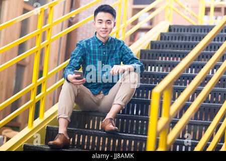 Junger Mann auf der Treppe Stockfoto