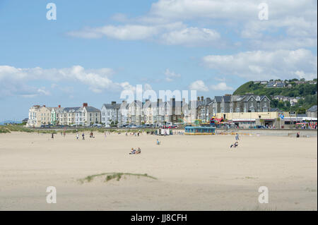 Ein Blick auf die Stadt und Strand am Meer Stadt von Barmouth in Wales Stockfoto