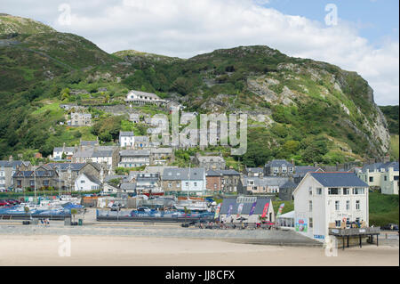 Ein Blick auf die Stadt und Strand am Meer Stadt von Barmouth in Wales Stockfoto