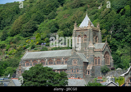 Blick auf die St.Johns Kirche auf dem Hügel am Meer Stadt von Barmouth in Wales Stockfoto