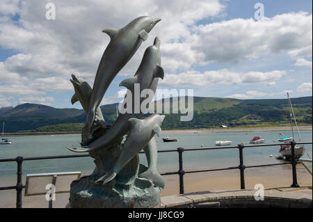 Die Statue des springenden Delphinen auf TheAfon Mawddach Hafen im Meer Stadt von Barmouth in Wales Stockfoto