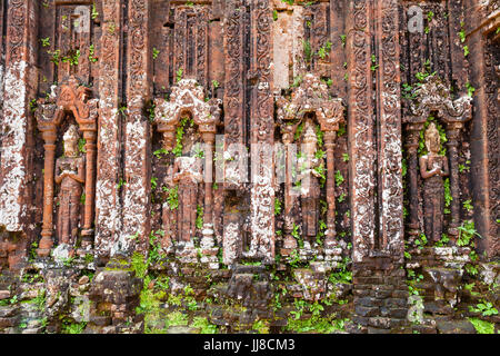 Duy Phu, mein Sohn Tempel, Vietnam - 14. März 2017: Ruinen von Hindu-Tempel mitten im Dschungel, UNESCO-Weltkulturerbe Stockfoto