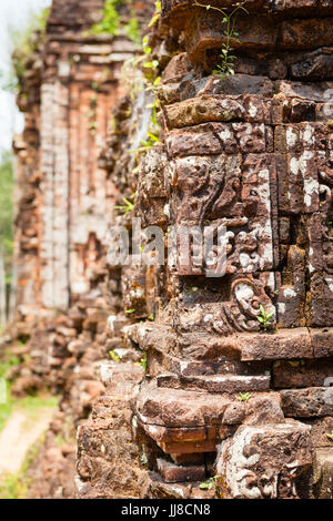 Duy Phu, mein Sohn Tempel, Vietnam - 14. März 2017: Ruinen von Hindu-Tempel mitten im Dschungel, UNESCO-Weltkulturerbe Stockfoto
