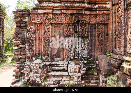 Duy Phu, mein Sohn Tempel, Vietnam - 14. März 2017: Ruinen von Hindu-Tempel mitten im Dschungel, UNESCO-Weltkulturerbe Stockfoto